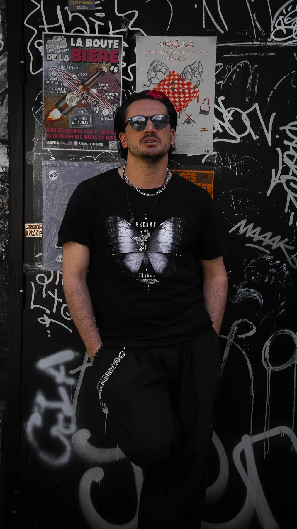 Portrait d'artiste devant un mur graffé