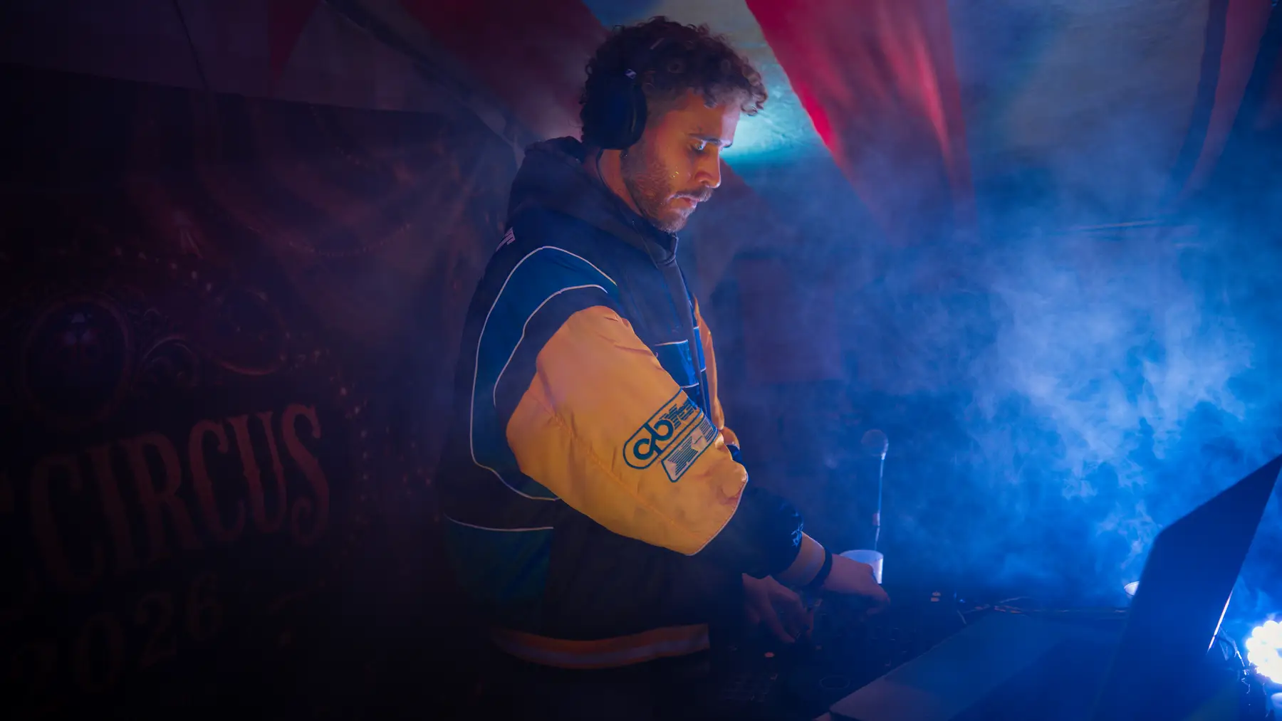 DJ set dans une fumée colorée