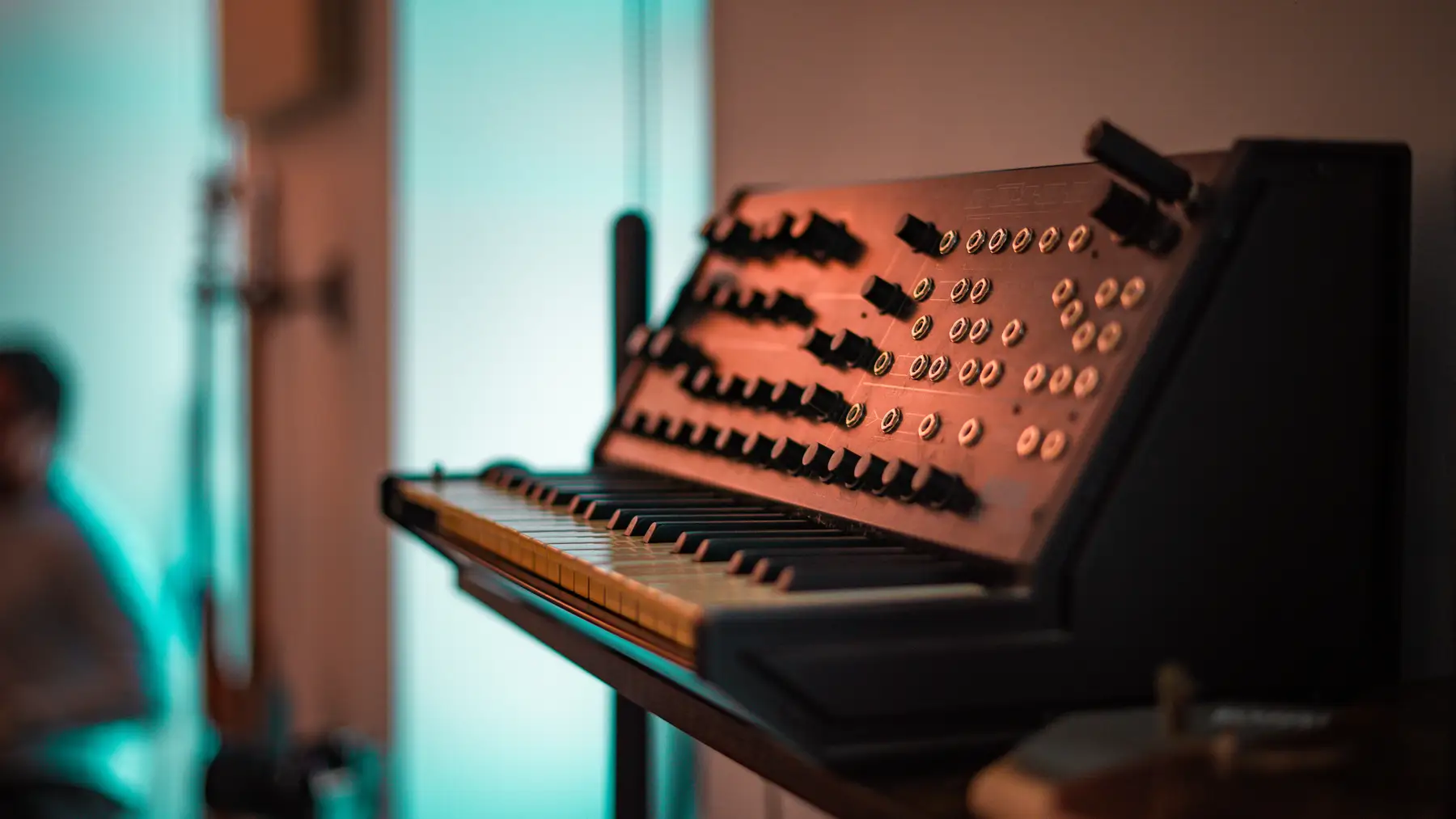 Synthétiseur analogique en gros plan